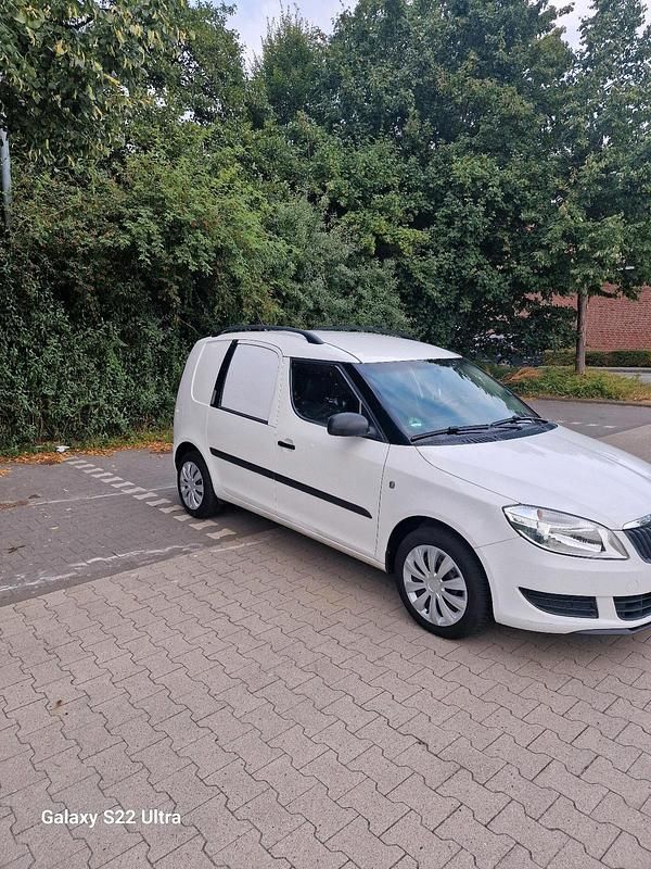 Weiß Gebraucht 2012 Skoda Roomster Van / Kleinbus | 3.000 € - Bild 1/4