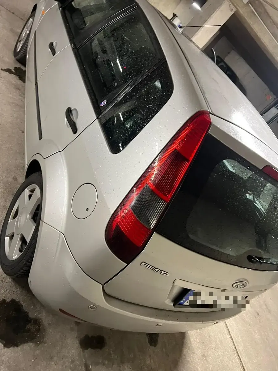 Second-hand Ford Fiesta 80 CP (58 kW) 2004 Argintiu Hatchback