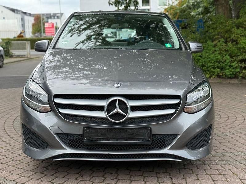 Grau Gebraucht 2016 Mercedes B180 Van / Kleinbus | 12.790 € (Superpreis) - Bild 1/4