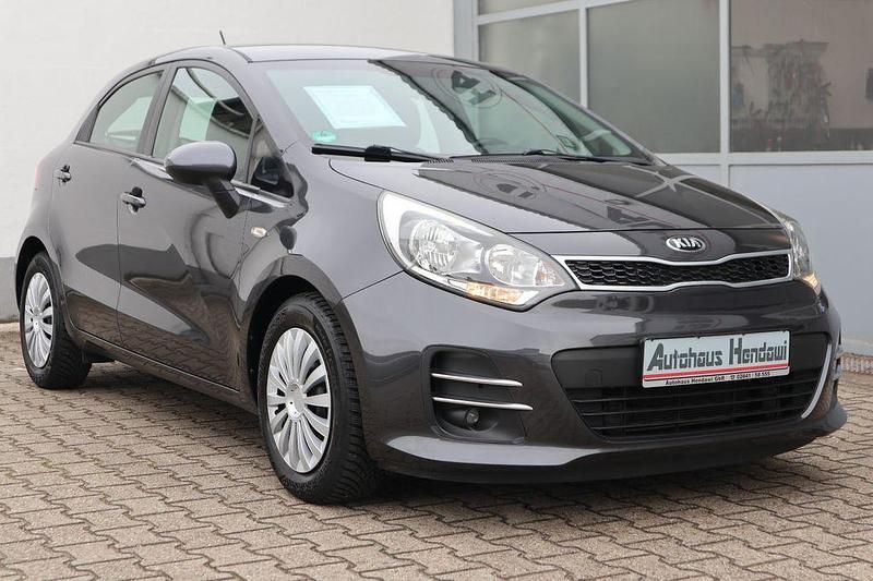 Gebraucht Kia Rio Attract 86 PS (63 kW) 2015 Grau Limousine