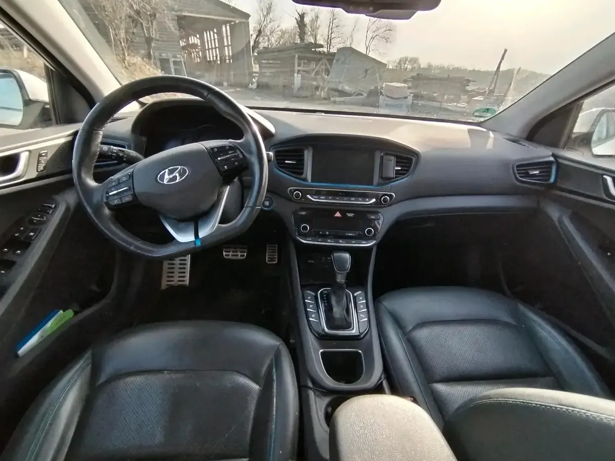Gebraucht Hyundai Ioniq Premium 141 PS (103 kW) 2016 Weiß Kleinwagen