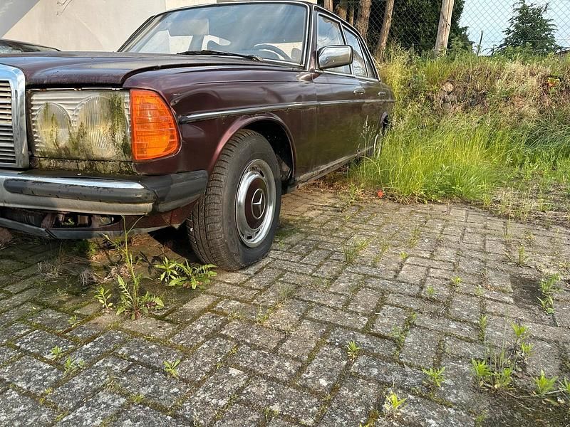 Brugt Mercedes 200 1977 Rød Sedan