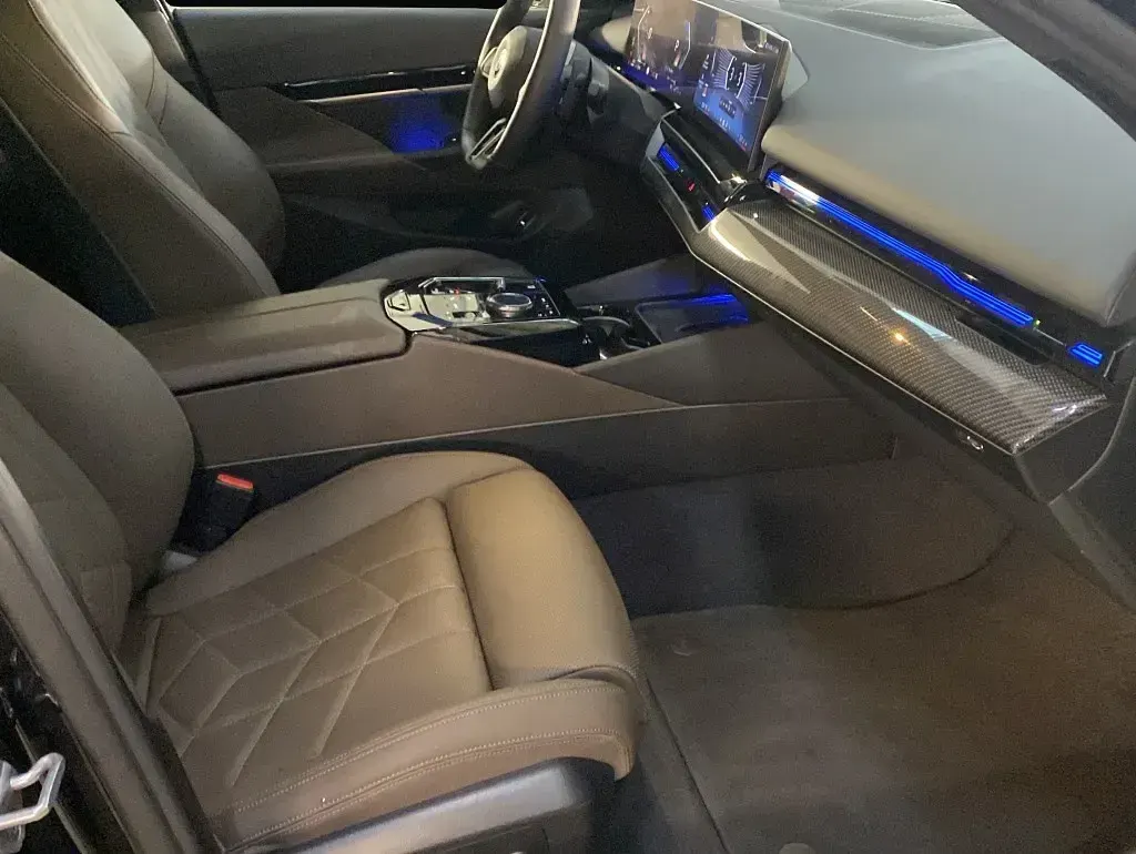Gebraucht BMW 520 M Sport 190 PS (139 kW) 2025 Schwarz Kombi