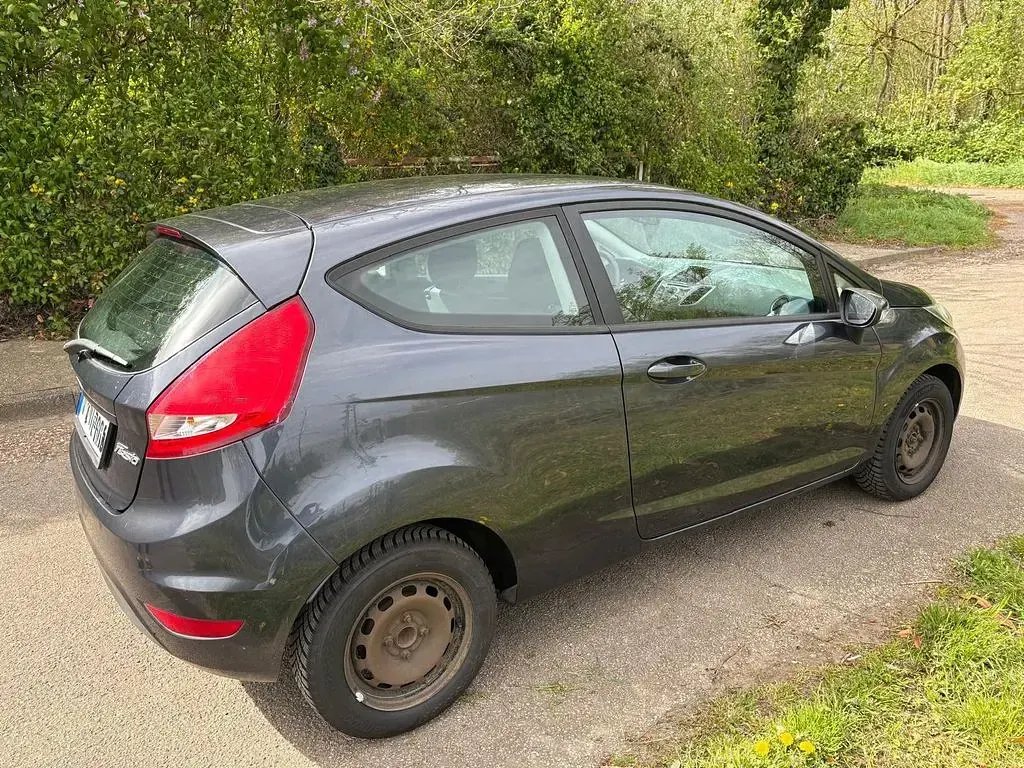 Usata Ford Fiesta Trend 82 CV (60 kW) 2009 Grigio Berlina