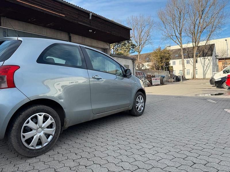 Gebraucht Toyota Yaris 70 PS (51 kW) 2006 Silber Kleinwagen