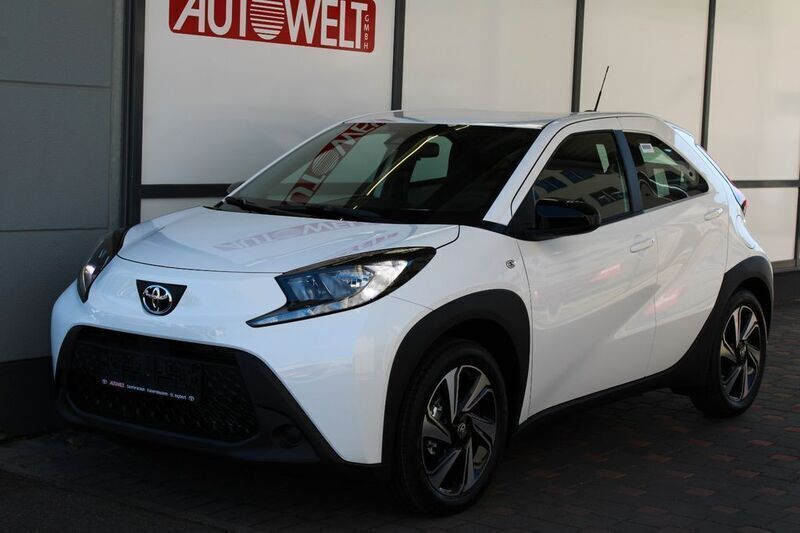 Weiß Neu 2025 Toyota Aygo X-play Kleinwagen | 19.990 € - Bild 1/4