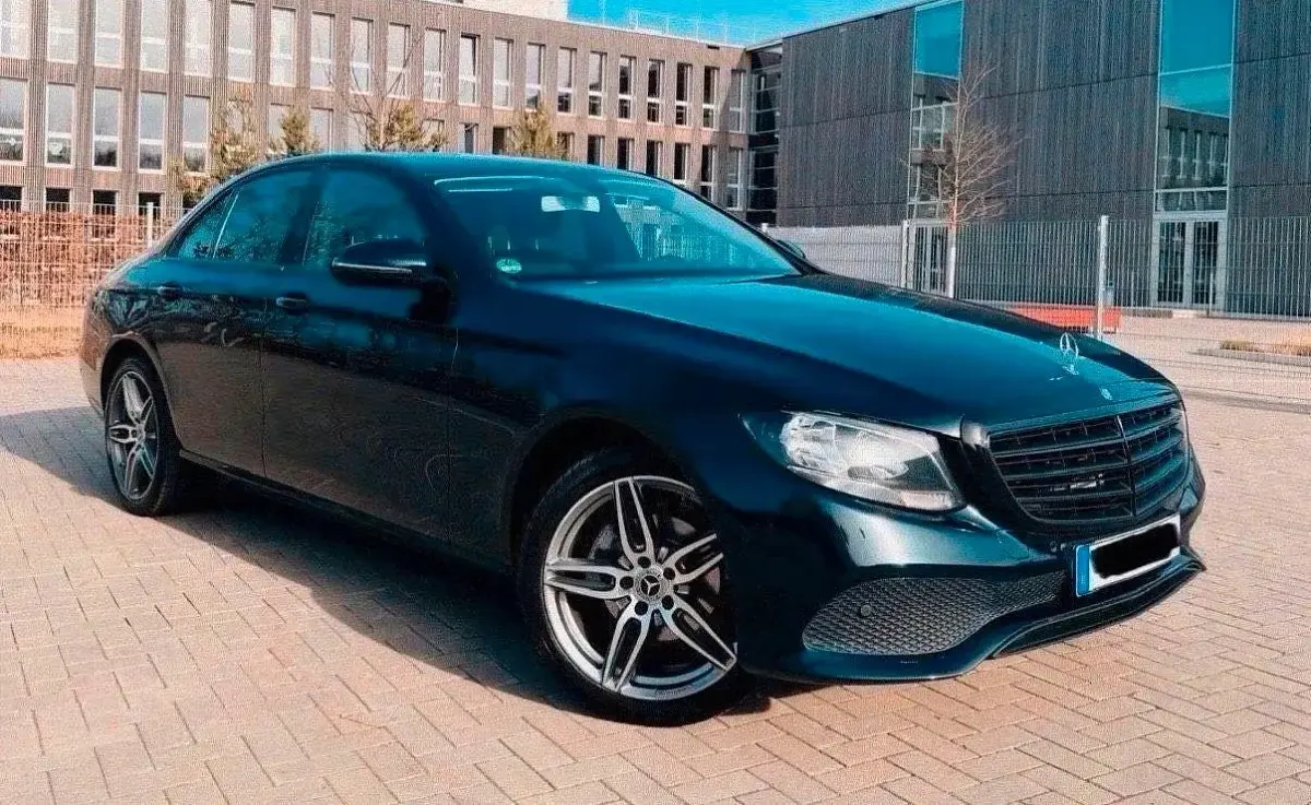 Gebraucht Mercedes E220 AMG 194 PS (142 kW) 2016 Grün Limousine