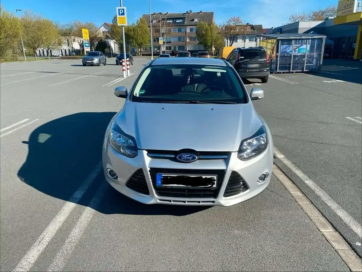 Gebraucht Ford Focus Trend 125 PS (91 kW) 2012 Silber Limousine