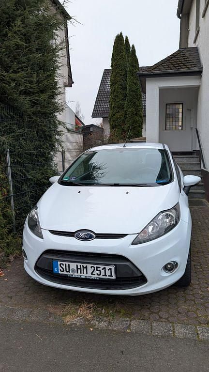 Weiß Gebraucht 2011 Ford Fiesta Kleinwagen | 2.790 € (Fairer Preis) - Bild 1/4