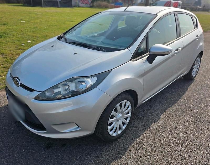 Gebraucht Ford Fiesta 95 PS (69 kW) 2010 Silber Kleinwagen