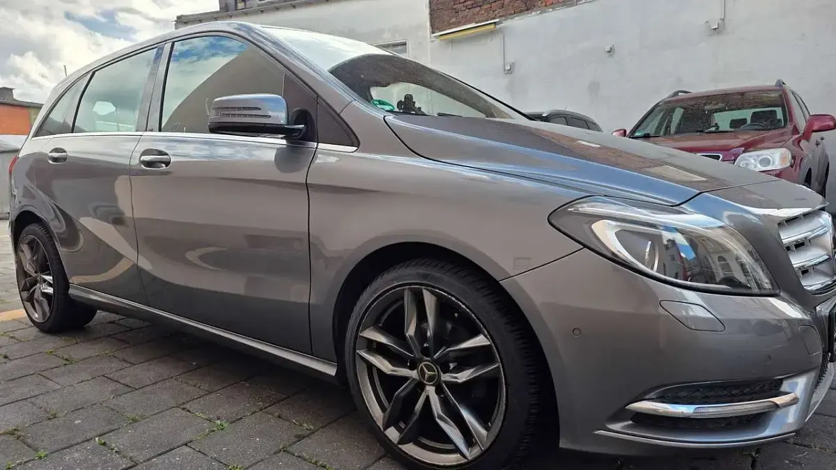 Gebraucht Mercedes B180 122 PS (89 kW) 2012 Mountaingrau  met. Kleinwagen