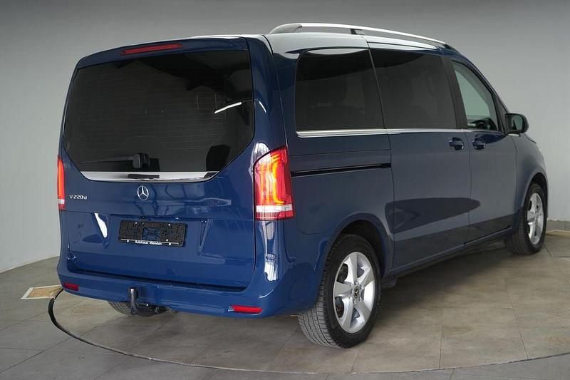 Gebraucht Mercedes V220 Avantgarde 163 PS (119 kW) 2022 Blau Van / Kleinbus