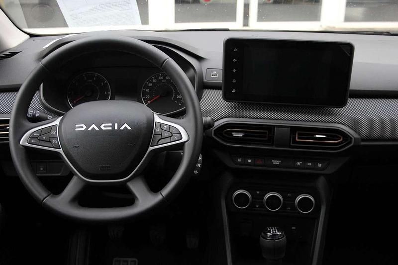 Neu Dacia Sandero Expression 91 PS (66 kW) 2025 Zedergrün Kleinwagen