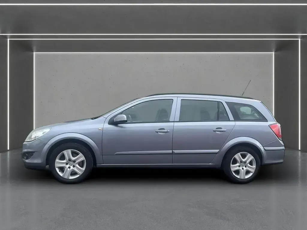 Używany Opel Astra Edition 125 KM (91 kW) 2009 Srebrny Sedan/Limuzyna