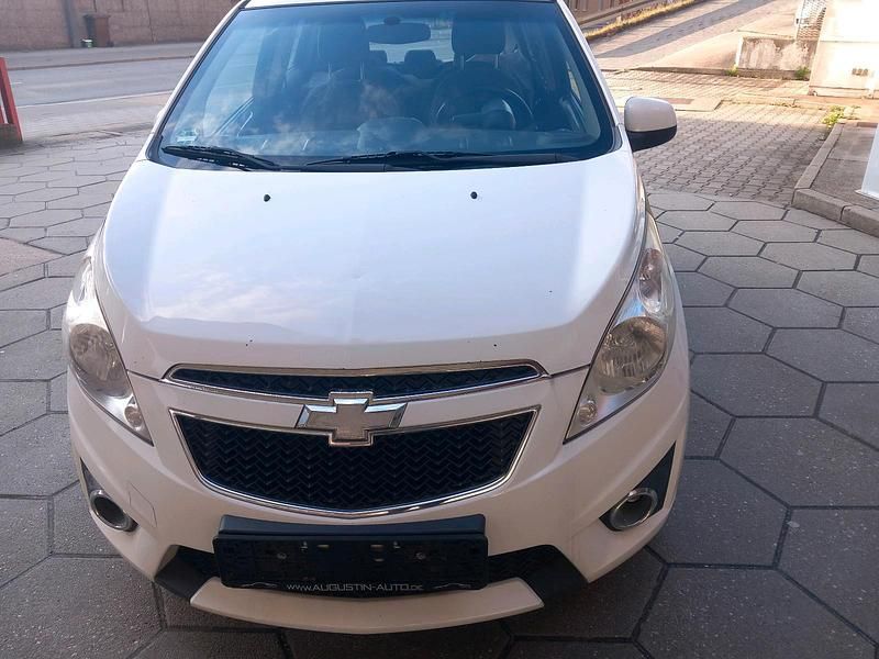 Gebraucht Chevrolet Spark 90 PS (66 kW) 2012 Weiß Kleinwagen