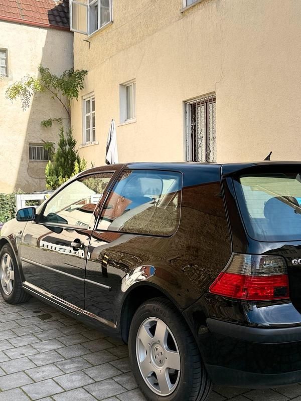 Schwarz Gebraucht 1999 VW Golf IV Kleinwagen | 2.300 € (Etwas zu teuer) - Bild 1/4
