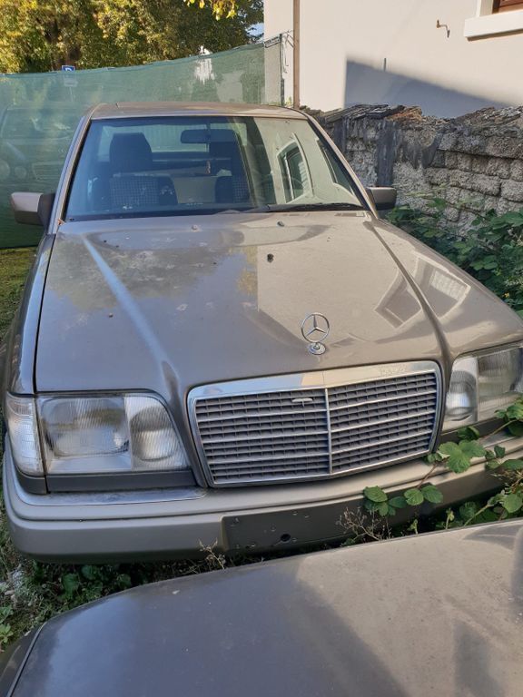 Grau Gebraucht 1994 Mercedes 220 Limousine | 3.499 € - Bild 1/4