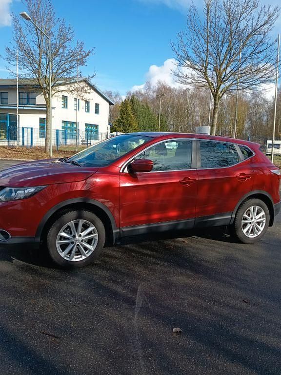 Gebraucht Nissan Qashqai Acenta 116 PS (85 kW) 2017 Rot SUV