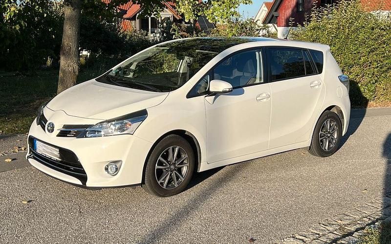 Weiß Gebraucht 2014 Toyota Verso Life Van / Kleinbus | 10.600 € (Fairer Preis) - Bild 1/4