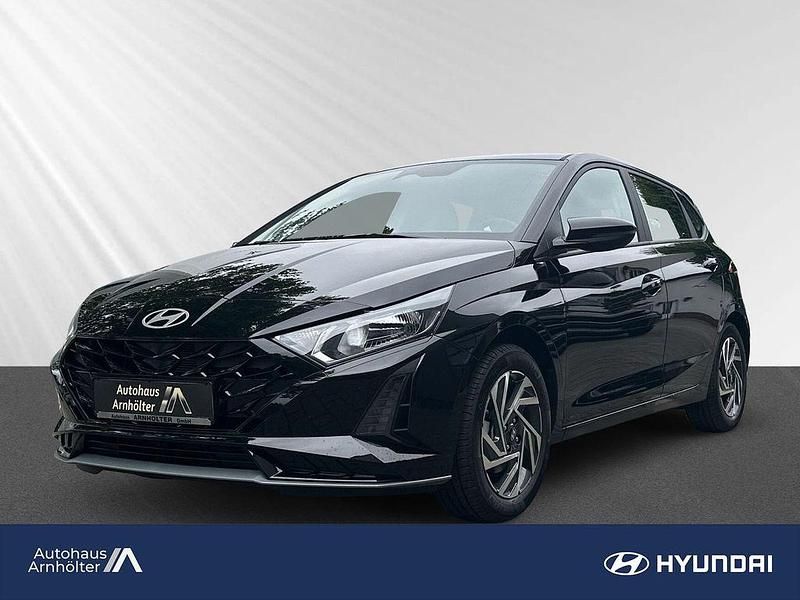 Schwarz Neu 2025 Hyundai i20 Trend Limousine | 24.490 € (Fairer Preis) - Bild 1/4