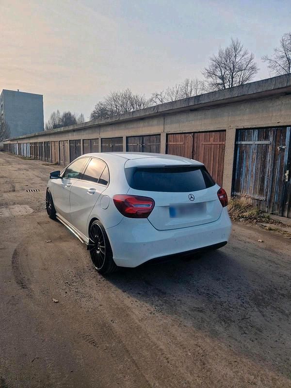Gebraucht Mercedes A180 183 PS (134 kW) 2012 Weiß Kleinwagen
