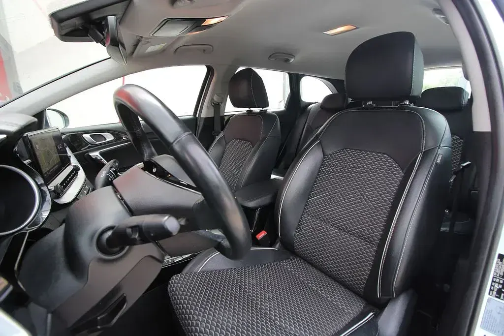 Gebraucht Kia Ceed Spirit 141 PS (103 kW) 2023 Weiß Kleinwagen