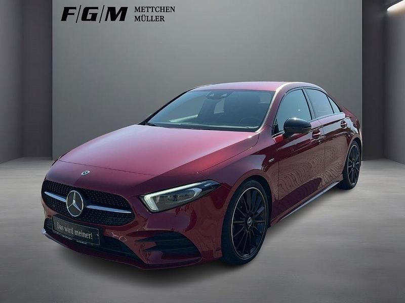 Designo patagonienrot metallic Gebraucht 2020 Mercedes A180 AMG line Limousine | 25.470 € (Fairer Preis) - Bild 1/4