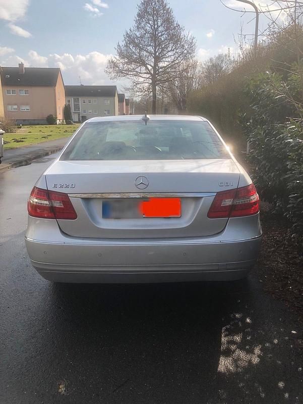 Gebraucht Mercedes E220 170 PS (125 kW) 2011 Silber Limousine