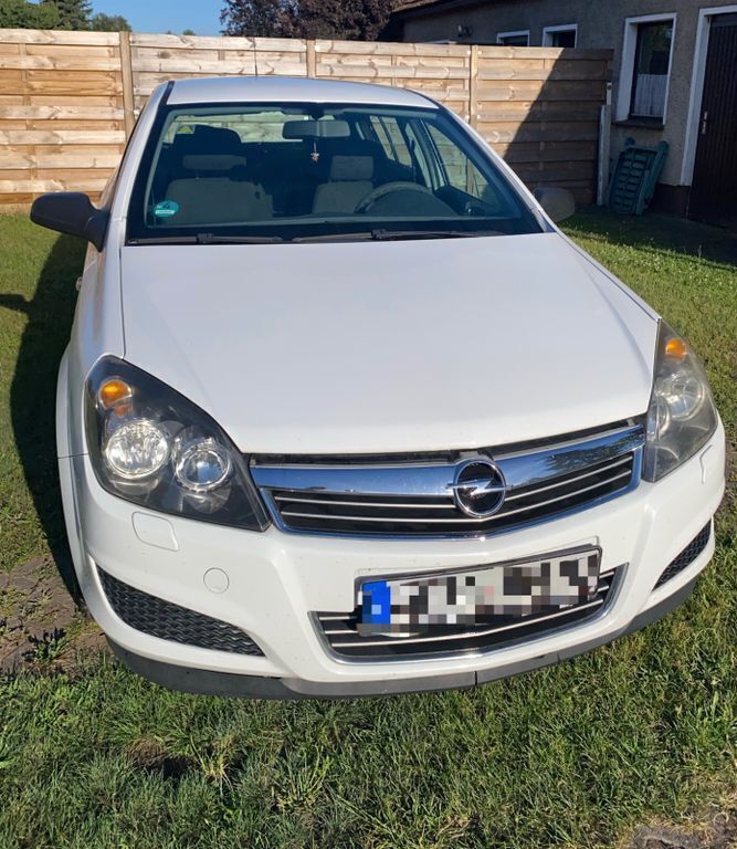 Weiß Gebraucht 2009 Opel Astra Edition Limousine | 1.200 € (Superpreis) - Bild 1/4
