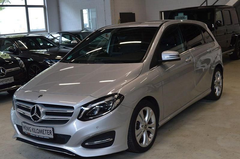 Silber Gebraucht 2018 Mercedes B220 Urban Van / Kleinbus | 17.990 € (Guter Preis) - Bild 1/4