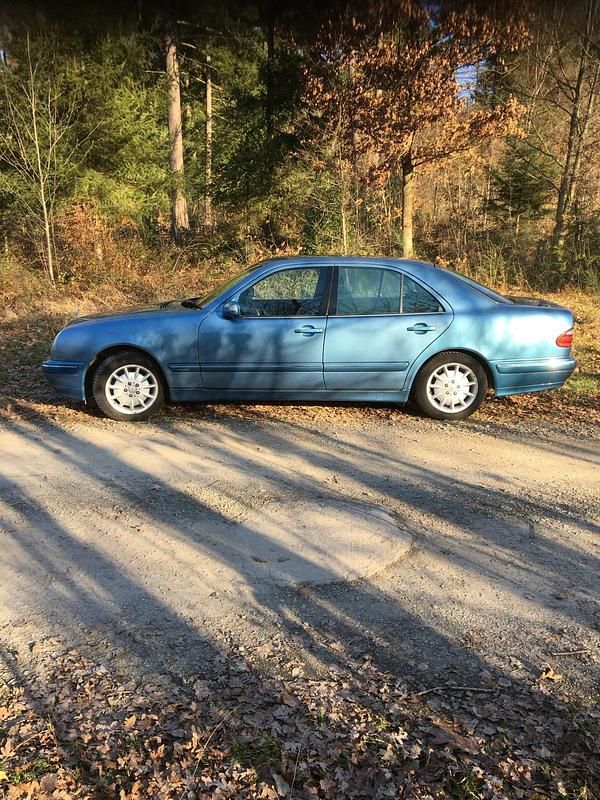 Gebraucht Mercedes E200 Elegance 136 PS (100 kW) 1999 Blau Limousine