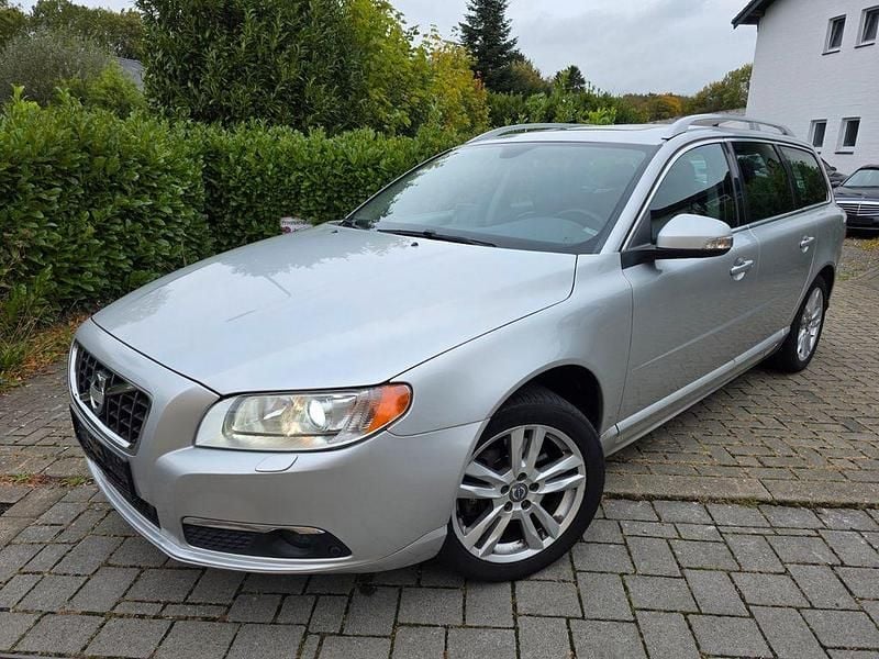 Silber Gebraucht 2010 Volvo V70 Summum Kombi | 5.600 € (Superpreis) - Bild 1/4
