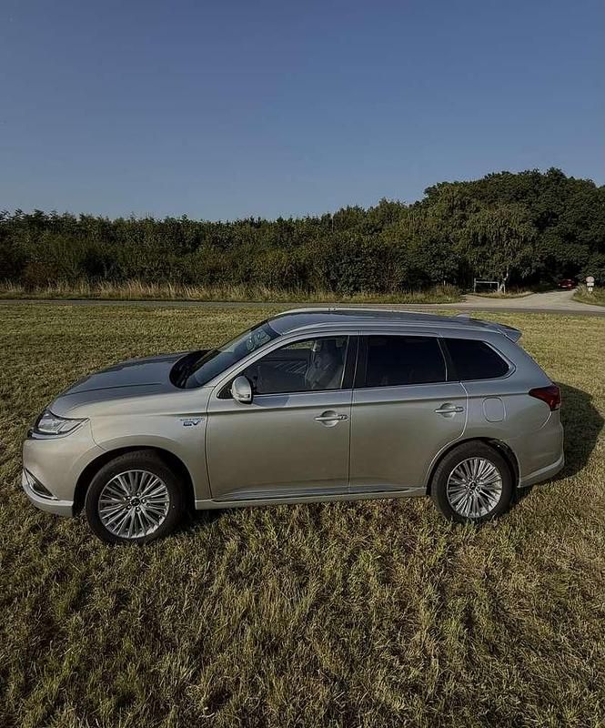 Silber Gebraucht 2020 Mitsubishi Outlander P-HEV Plus SUV | 18.900 € (Guter Preis) - Bild 1/4