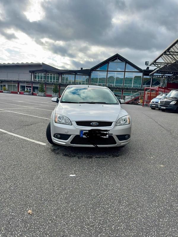 Grau Gebraucht 2007 Ford Focus Limousine | 700 € (Superpreis) - Bild 1/4