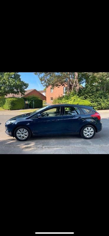 Blau Gebraucht 2013 Ford Focus Limousine | 3.300 € (Fairer Preis) - Bild 1/4