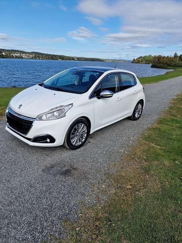 Weiß Gebraucht 2016 Peugeot 208 Active Kleinwagen | 3.399 € (Superpreis) - Bild 1/4