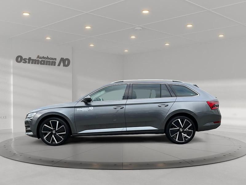 Gebraucht Skoda Superb Style 150 PS (110 kW) 2024 Graphite grau Kombi