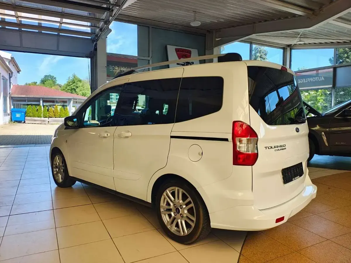 Gebraucht Ford Tourneo Courier Titanium 101 PS (74 kW) 2016 Frostweiß Van / Kleinbus