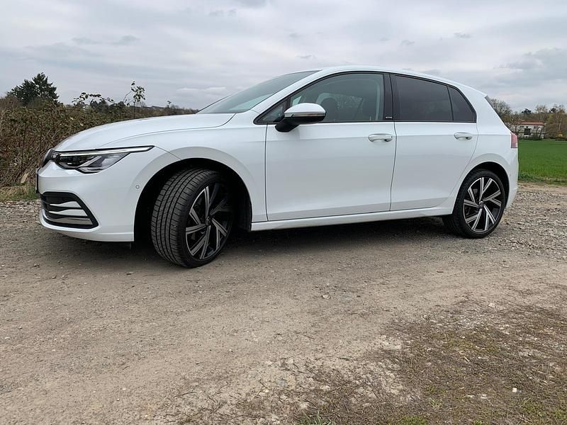 Gebraucht VW Golf VIII 150 PS (110 kW) 2022 Weiß Limousine