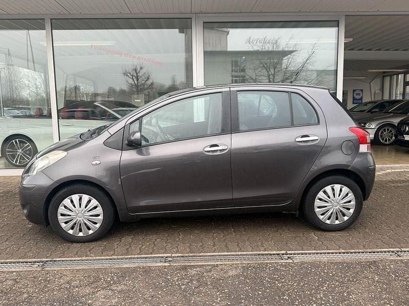 Gebraucht Toyota Yaris Life 101 PS (74 kW) 2011 Grau Limousine