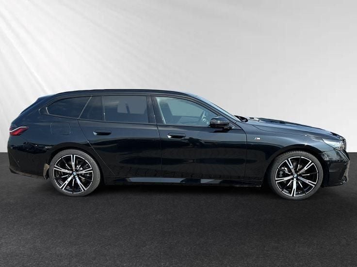 Gebraucht BMW 520 M Sport 197 PS (144 kW) 2025 Black sapphire metallic Kombi
