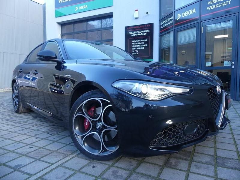 Nero vulcano (metallic) Gebraucht 2022 Alfa Romeo Giulia Ti Limousine | 28.799 € - Bild 1/4