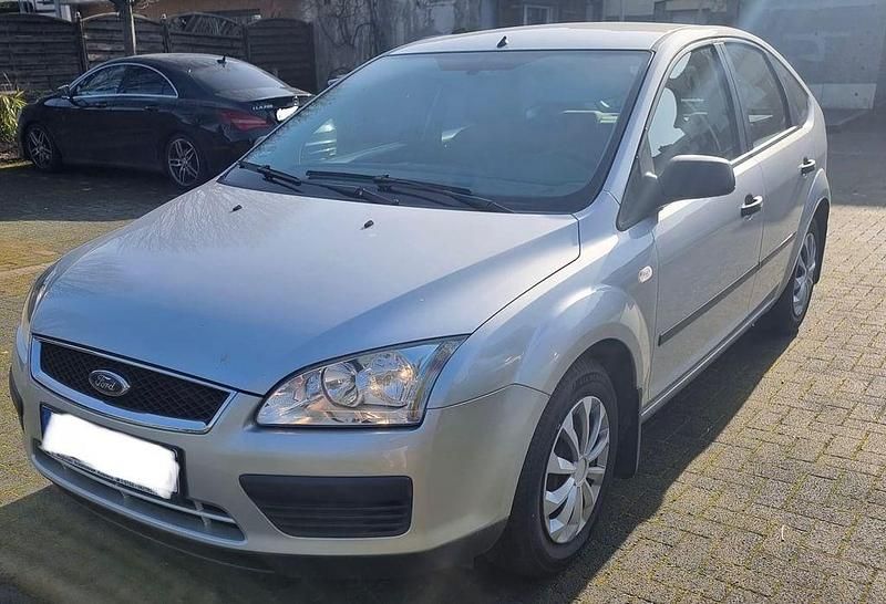 Gebraucht Ford Focus Ambiente 101 PS (74 kW) 2006 Silber Limousine