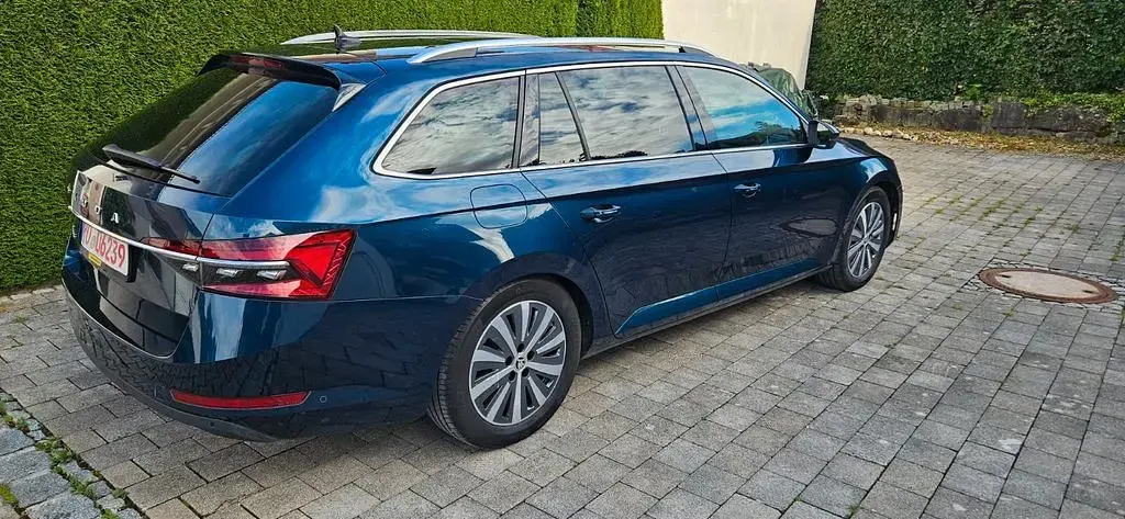 Gebraucht Skoda Superb Premium Edition 150 PS (110 kW) 2022 Modra lava/lava blau Kombi