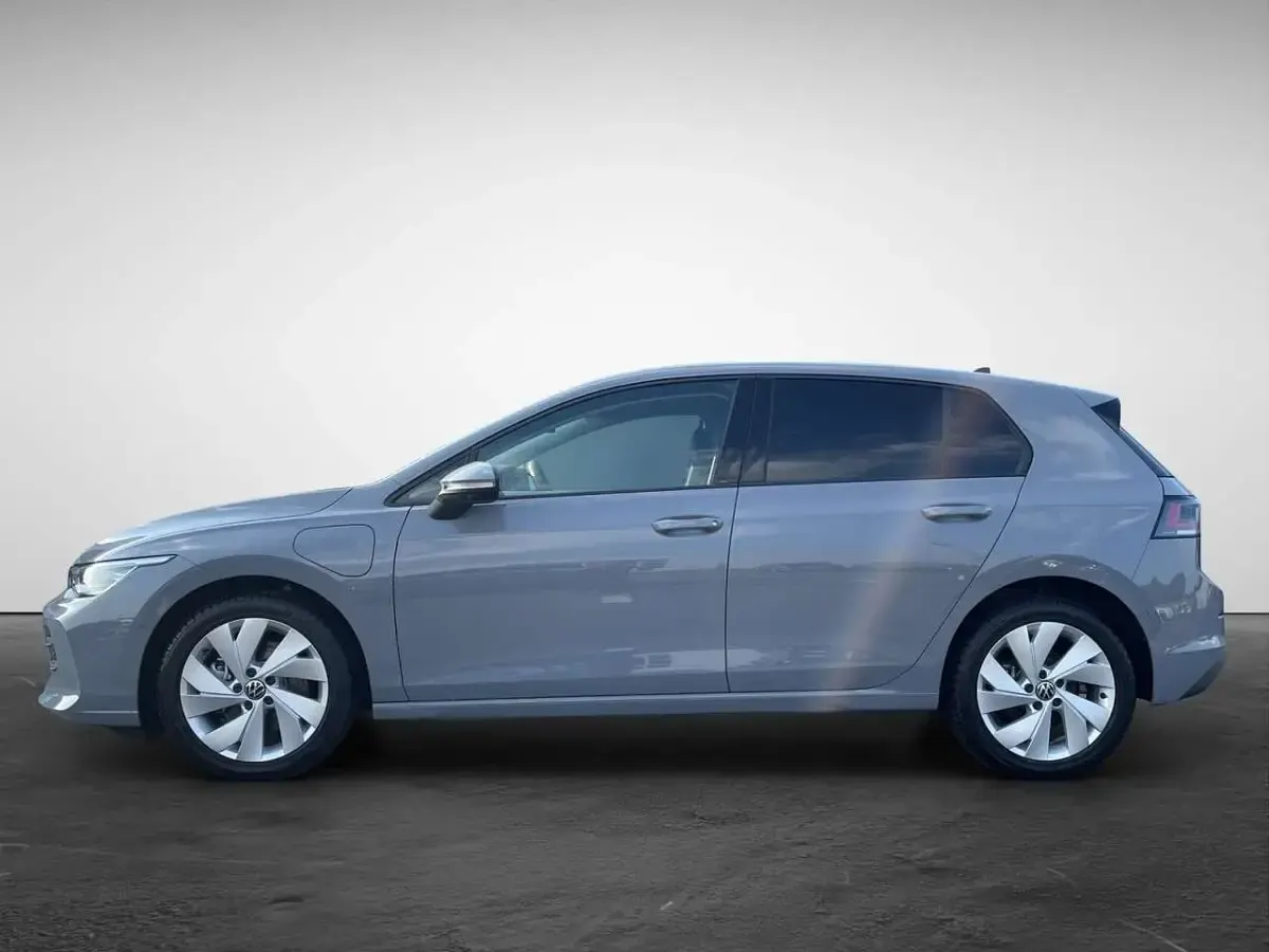 Gebraucht VW Golf VIII Life 150 PS (110 kW) 2025 Mondsteingrau Limousine