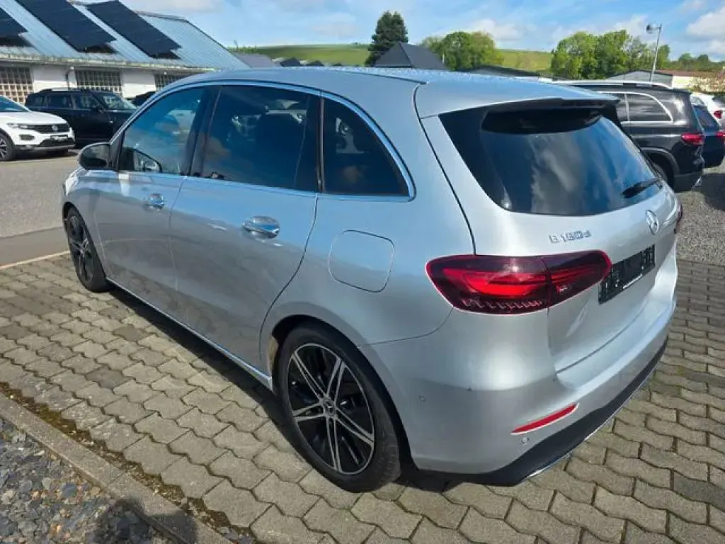 Gebraucht Mercedes 180 116 PS (85 kW) 2024 Iridiumsilber (metallic) Limousine
