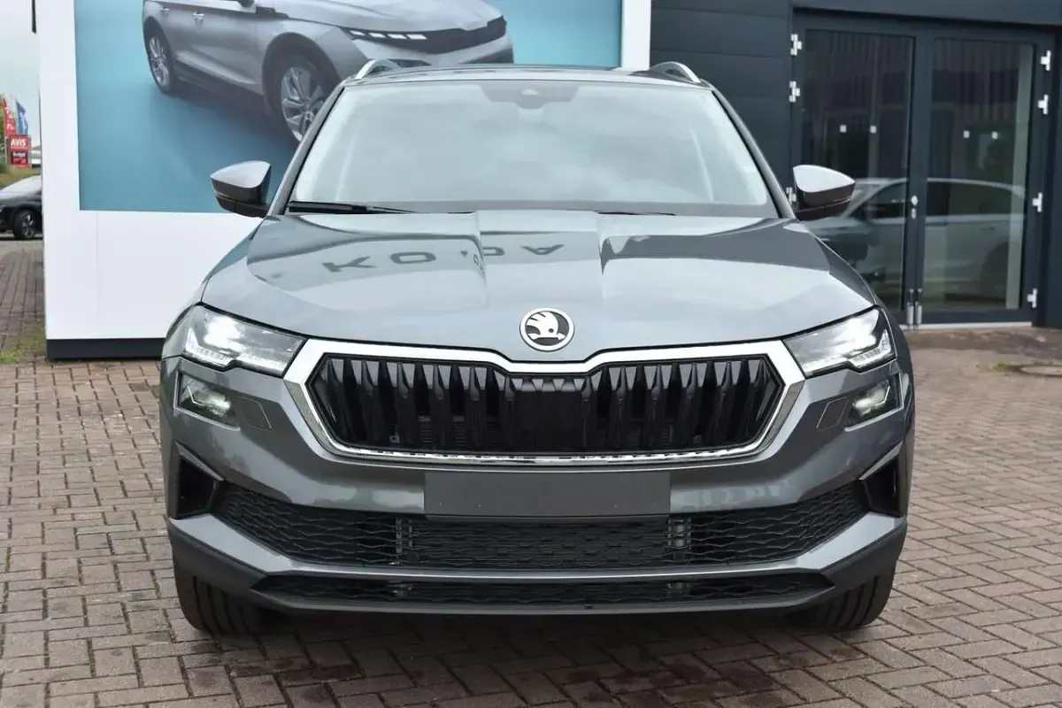 Neu Skoda Karoq Tour 150 PS (110 kW) 2026 Graphitegrau metallic SUV