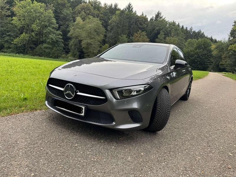Grau Gebraucht 2020 Mercedes A200 Kleinwagen | 22.500 € (Fairer Preis) - Bild 1/4