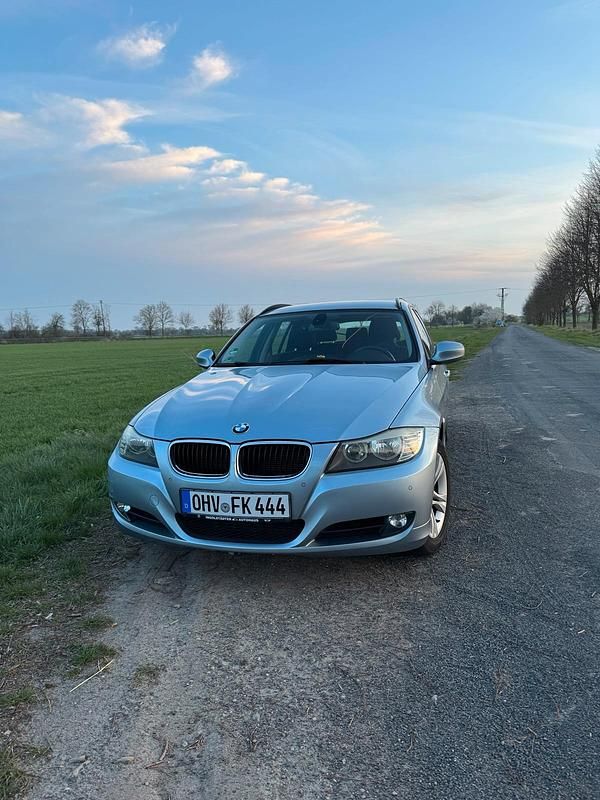 Gebraucht BMW 318 143 PS (105 kW) 2010 Blau Kombi
