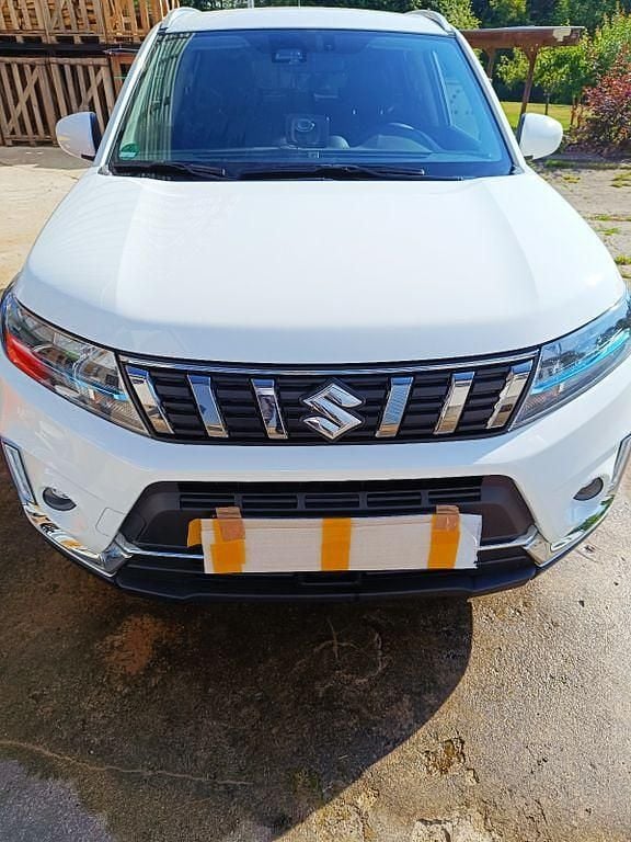 Weiß Gebraucht 2023 Suzuki Vitara Comfort SUV | 19.900 € (Guter Preis) - Bild 1/4
